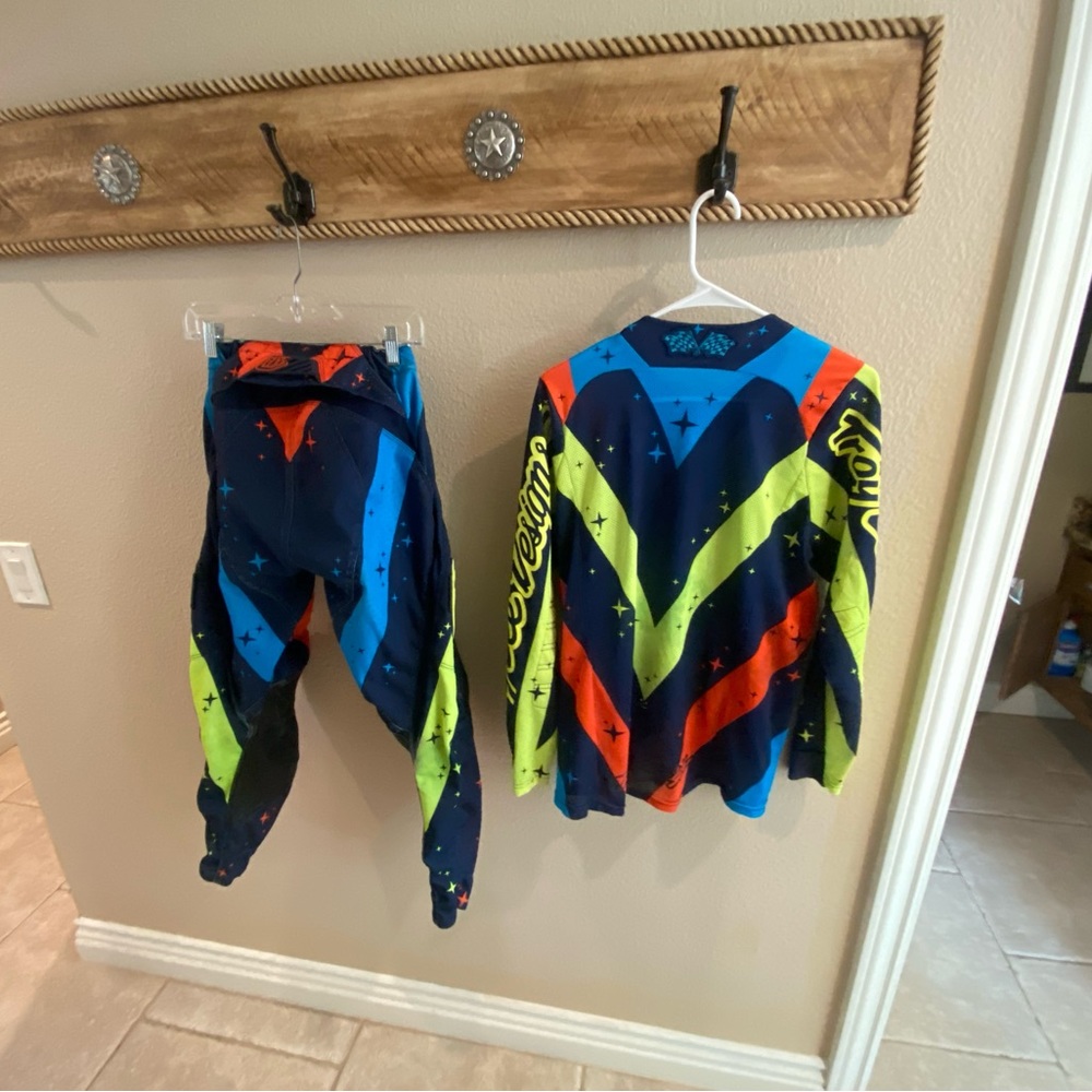 Men’s (will fit ladies or youth) moto gear